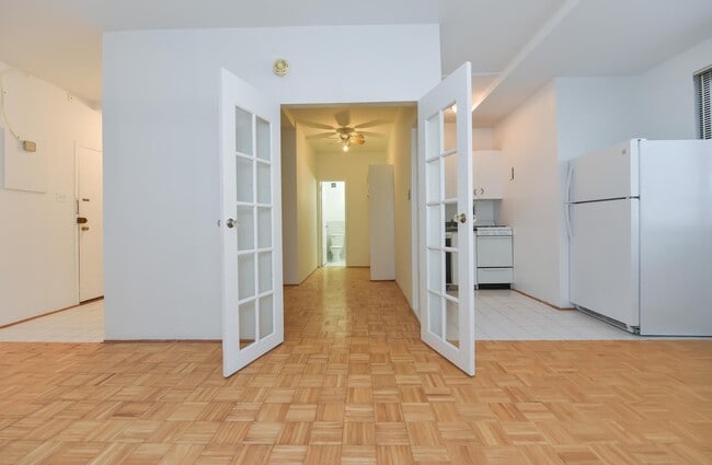 Building Photo - Spacious & Bright Junior 1 Bedroom at River Place East