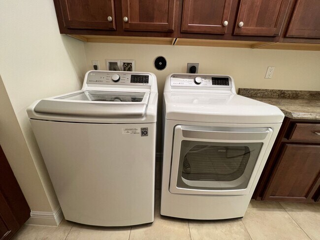 Building Photo - Luxury Living in a Gated Community – Modern 2-Bed Home with Premium Amenities!