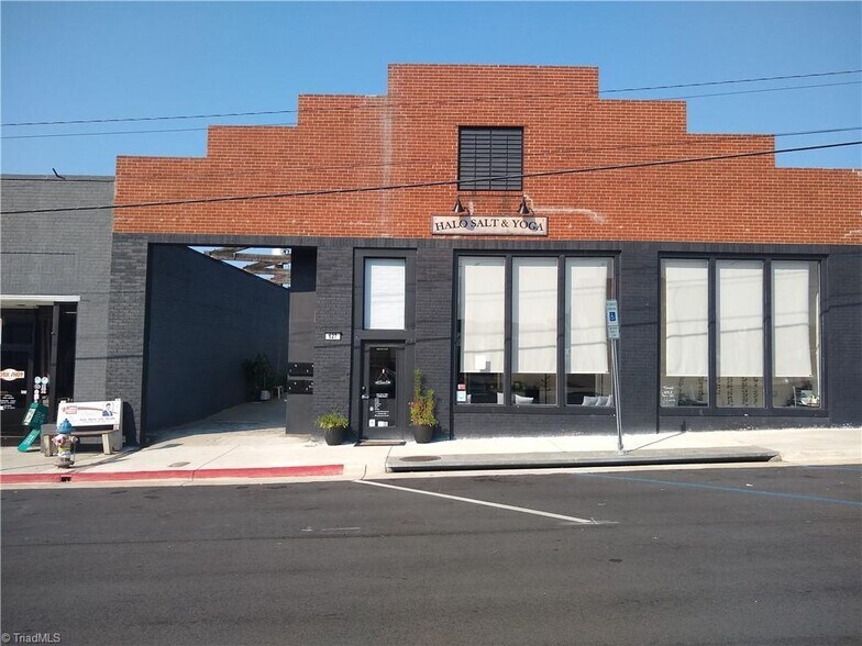 Building Photo - 627 Monroe St