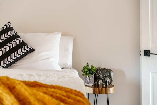 Building Photo - 313 W 4th Ave