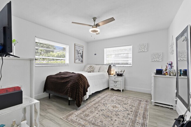 Building Photo - 9956 Dahlia Ave