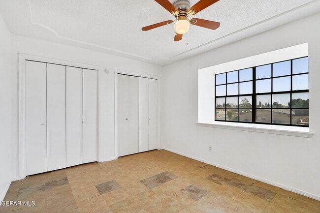Building Photo - 3017 E Glen Dr