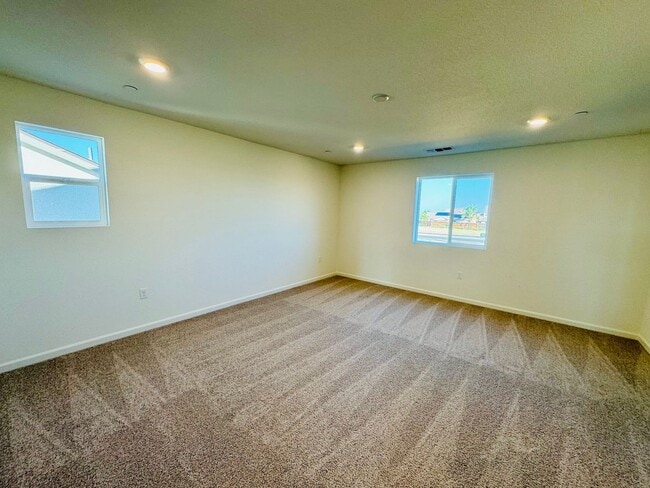 Building Photo - REDUCED!  BRAND NEW - 5 Bedroom + Loft, 3 Bath Beautiful Home WITH SOLAR!