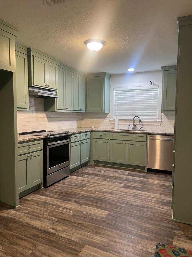 Building Photo - 557 E Elm St