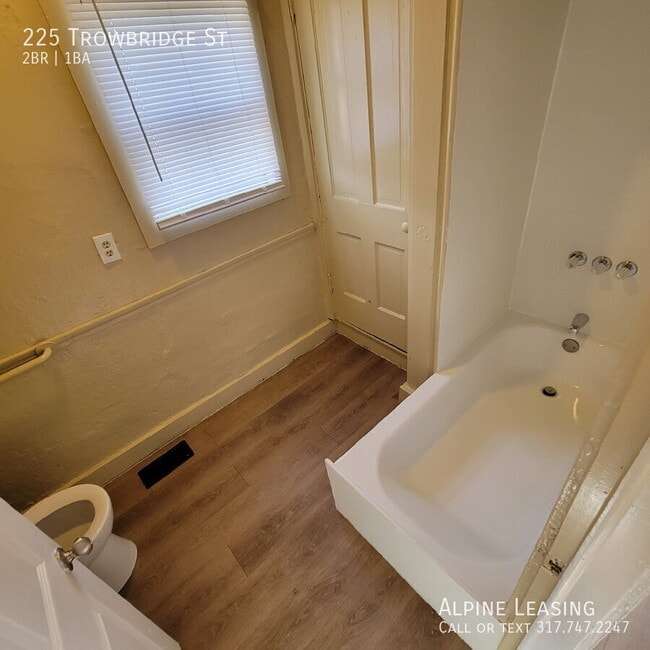 Building Photo - 225 Trowbridge St