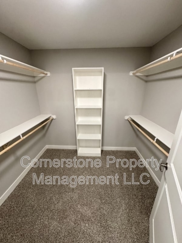 Building Photo - 8353 Valley Spring Dr