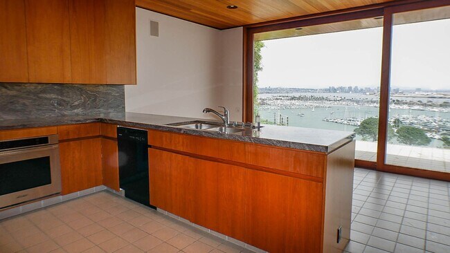 Building Photo - La Playa living with stunning city, ocean ...