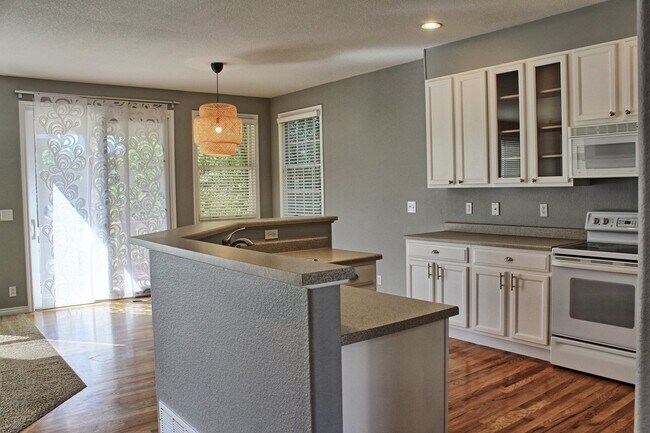Building Photo - 4 bed 2.5 bath home in the Meadows
