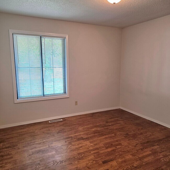 Building Photo - 2 Bed / 2 Bath / 2-Car Garage Duplex in a Great Nixa Neighborhood!