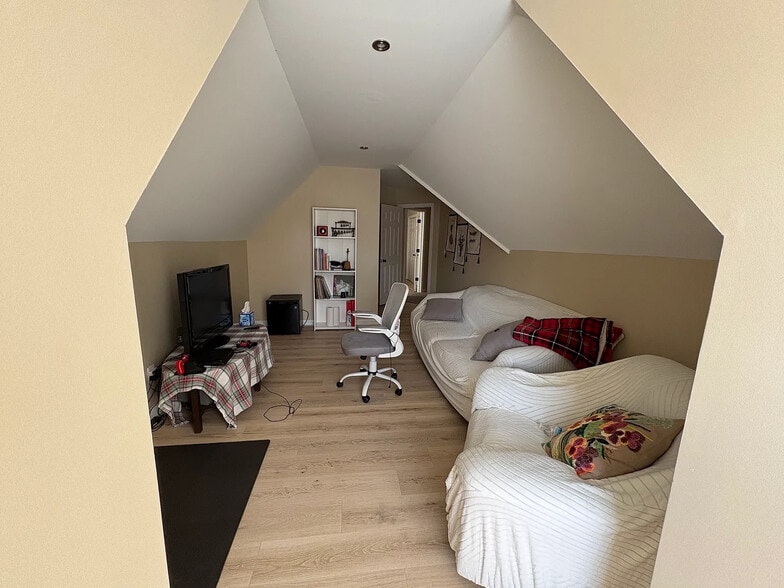 Building Photo - Room in House on Mountain Oaks Pkwy