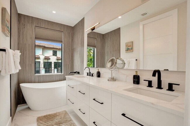 Building Photo - 1111 E Las Olas Blvd
