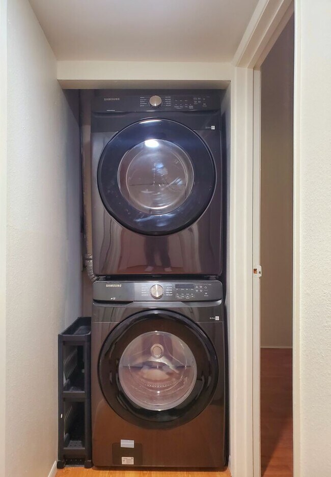 Building Photo - LEASE with OPTION to purchase this 2bd, 2 ba Condo in Oakbrook, Amenities!