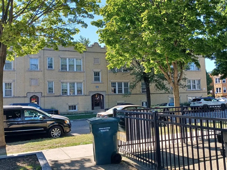 The building view - 2614 N Lockwood Ave