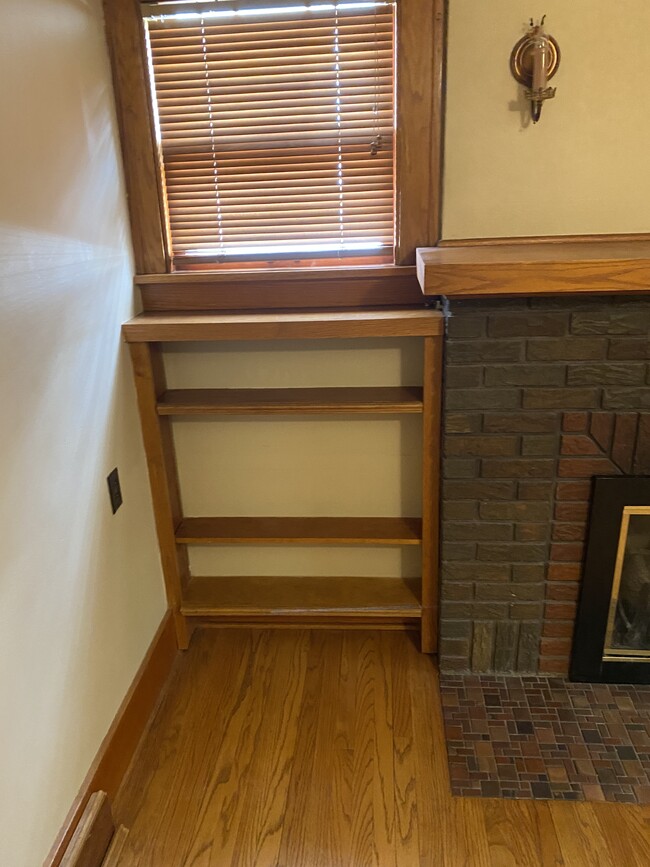 main room, built in shelves - 4507 Walnut St