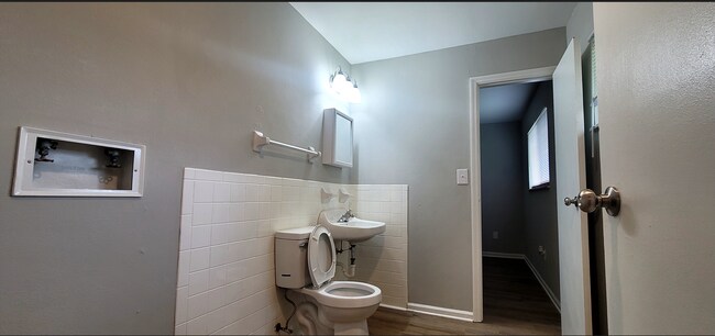 Building Photo - 3030-3032 Creekview Circle