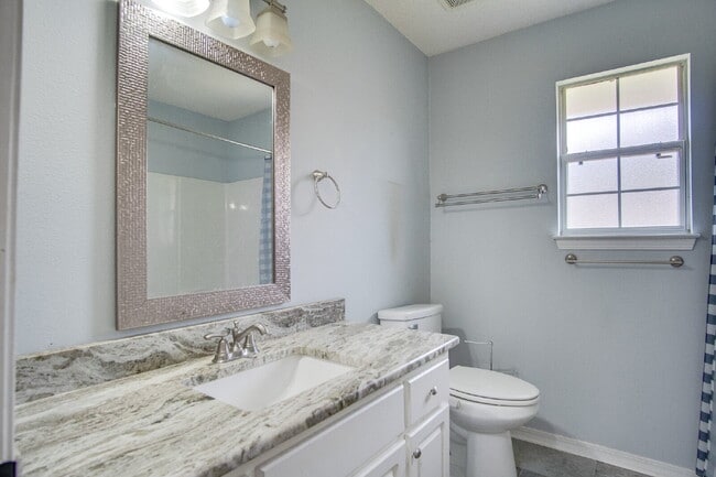 Building Photo - Available now – 3BR/2BA Patio Home with Fi...