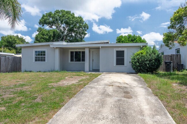 Building Photo - Charming & Rare 4-Bedroom Home in Saint Petersburg!