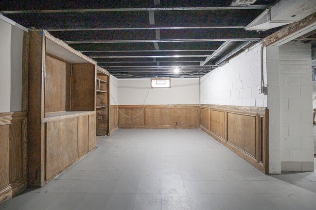 Building Photo - Spacious 3 bedroom/2 bath Cleveland Hts single family house!