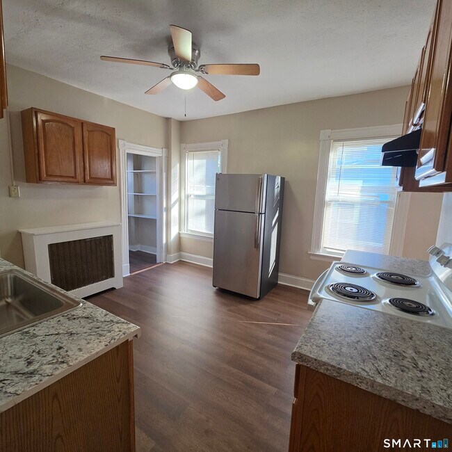 Building Photo - 142 Oakland Terrace