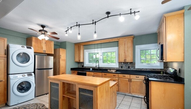 Building Photo - Asheville - Historic Charm Meets Modern Living!