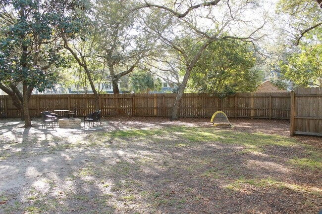 Building Photo - 260 Dominica Cir W