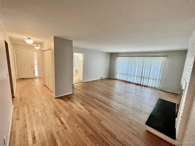 Building Photo - 6901 Woodbank Dr