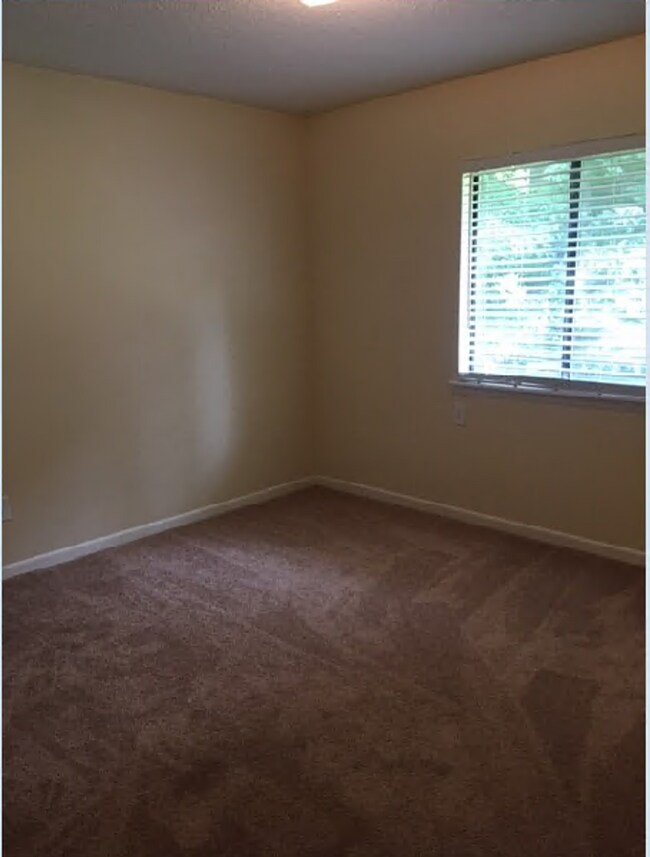 Building Photo - 2 BEDROOM/ 2 BATH APARTMENT