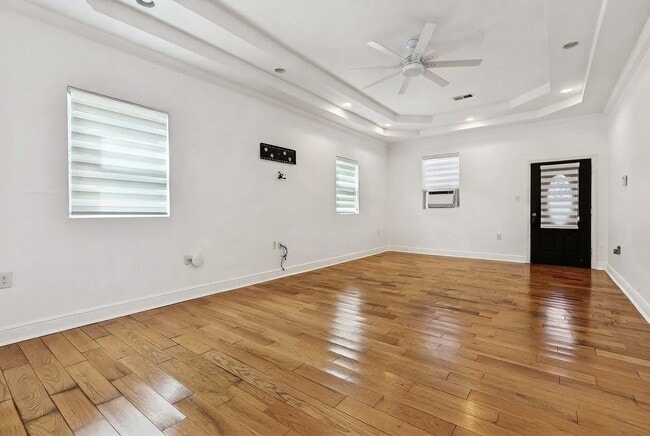 Building Photo - 2135 Mirabeau Ave