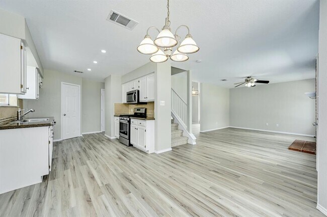 Building Photo - 15316 Ecorio Dr