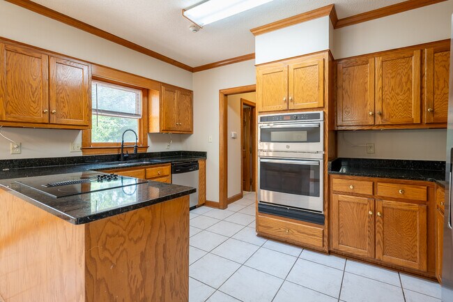 Building Photo - 4135 Knollcrest Cir N