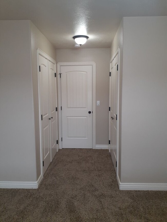 Building Photo - 2 bed 1.5 bath Lincoln Park Townhome!