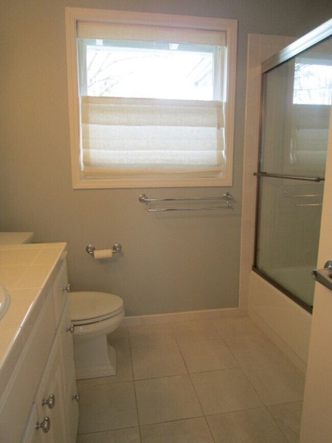 Building Photo - 2 Bed 1 Bath Home in Cedar Hills Neighborh...