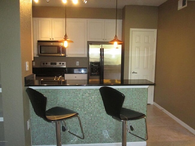 Building Photo - Cute 2 bedroom / 2 bath unit in beautiful ...