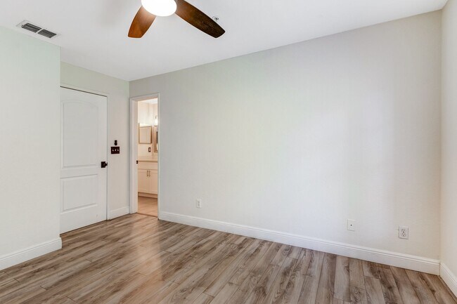 Building Photo - ** IBIS CLUB ** 3 BED / 2 BATH - CONDO - G...
