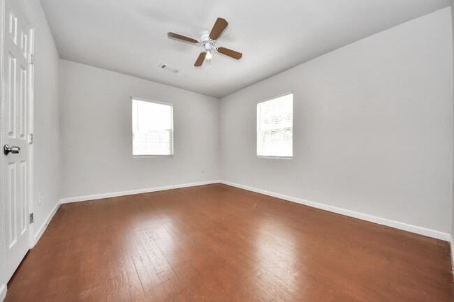 Building Photo - 7504 Elm St