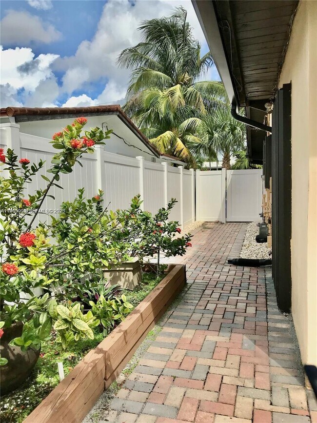 Building Photo - 1704 SW 5th Ct