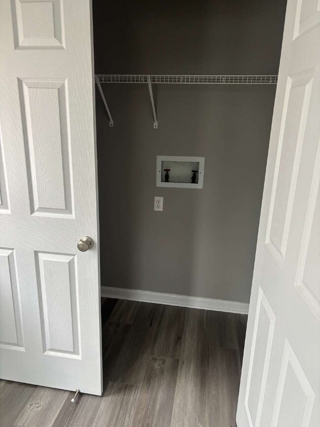 Building Photo - 392 Roselawn Dr