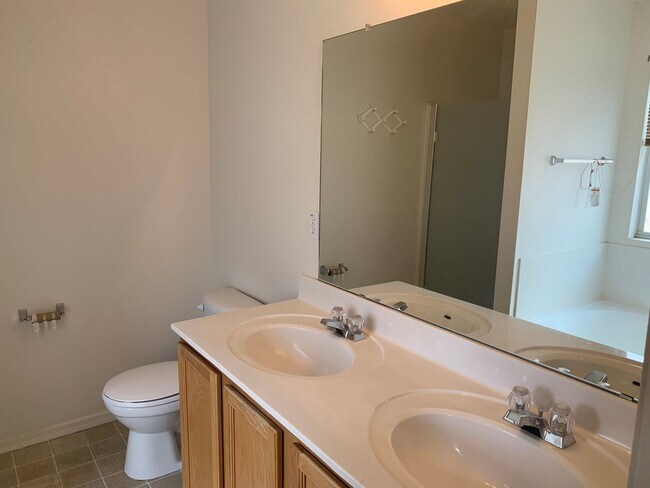 Building Photo - Charming 3 bdrm, 2 bath home