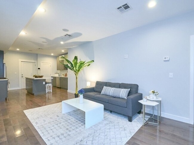 Building Photo - 186-188 Paris Street Unit 5