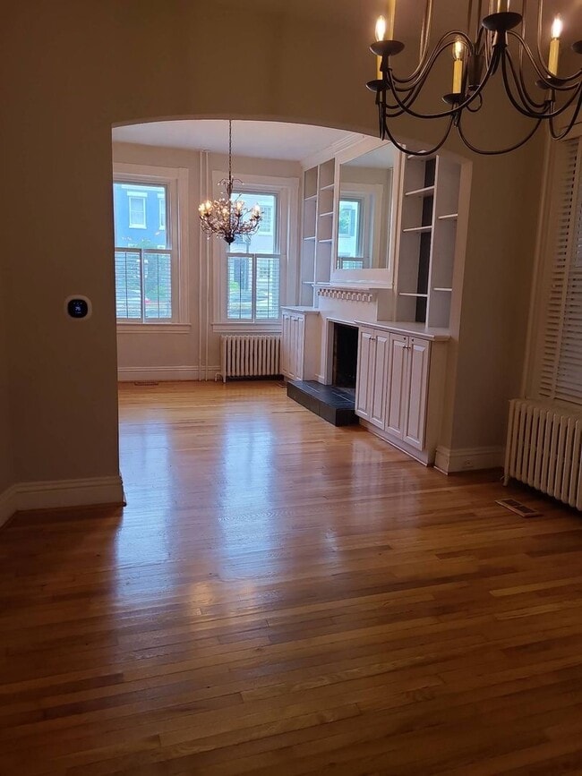 Building Photo - Beautiful 3 Bedroom 2 Bath Fully Updated Row House in the Center of the Fan!