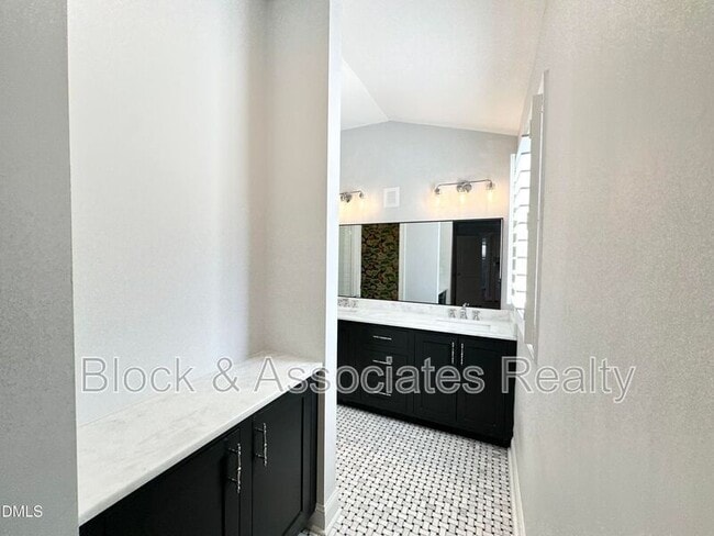 Building Photo - 4512 Drexel Dr