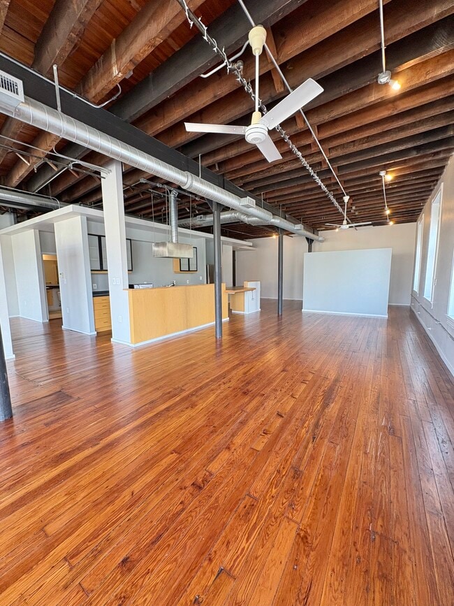 Building Photo - 1000 S Charles St