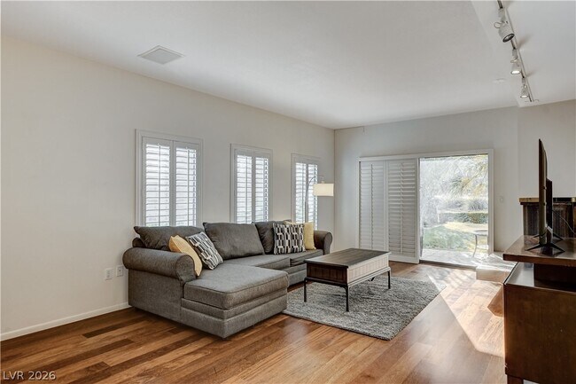 Building Photo - 3223 Pinehurst Dr