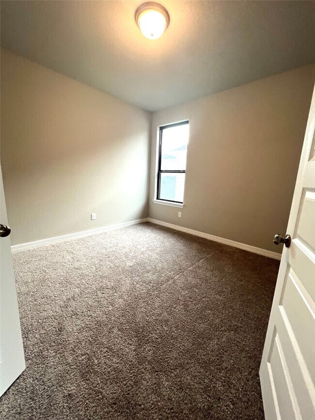 Building Photo - 24239 Maple Summit Ln