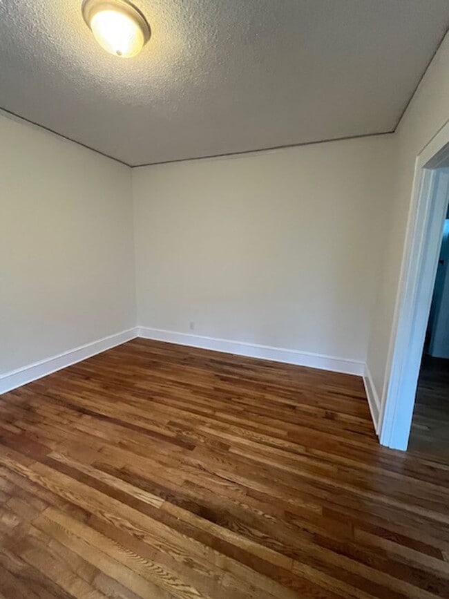 Building Photo - Newly-RENOVATED 2/1 House in a prime location!