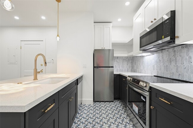 Building Photo - 808 Sul Ross St