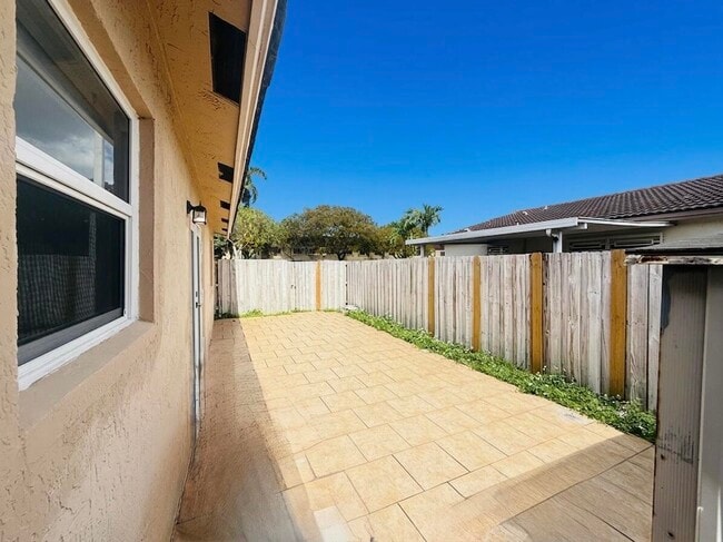 Building Photo - 17255 NW 72nd Ct