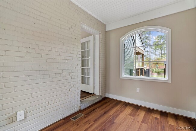 Building Photo - 1304 Santa Rosa Rd
