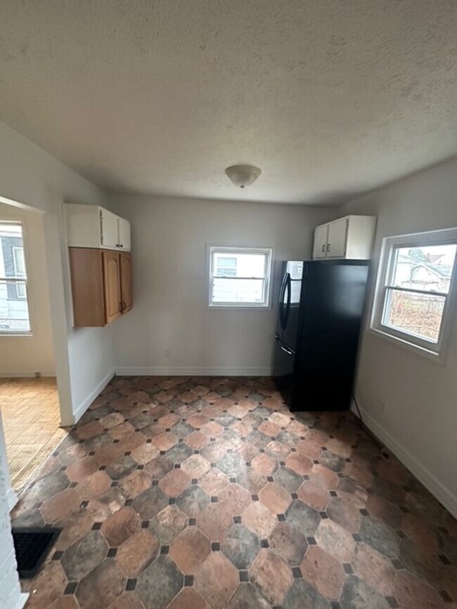 Building Photo - Charming 4-Bedroom Single-Family Rental in Rochester – Ready for Move In