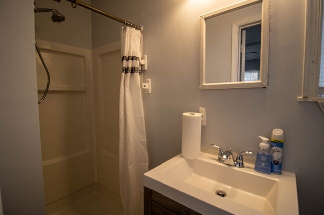 Building Photo - 822 Winnetka Ave